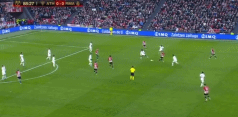 王建民在季后赛客场对阵印地安人，尽管遭遇大蚊子袭扰仍坚持投球